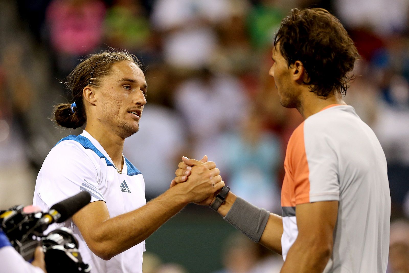 Nadal felicita a  Dolgopolov tras su victoria en el Master 1000 Indian Wells.