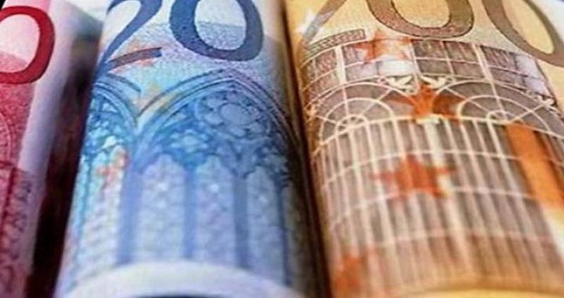 Varios billetes de euro ordenados