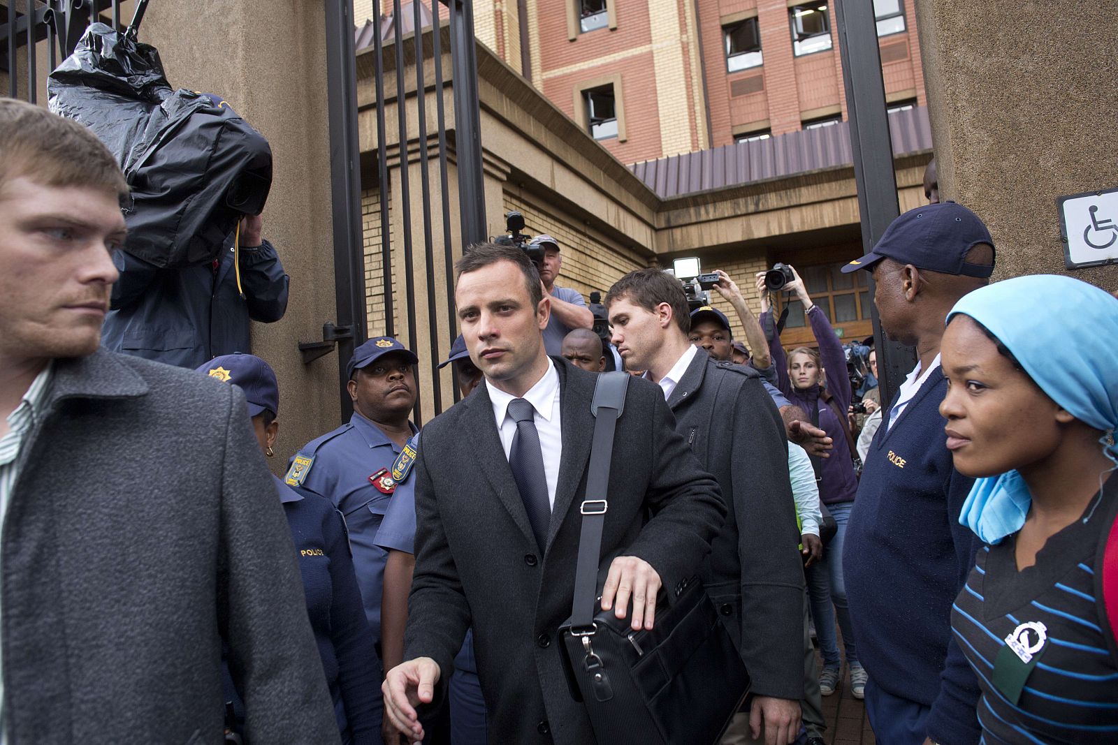 Oscar Pistorius sale del Tribunal de Pretoria