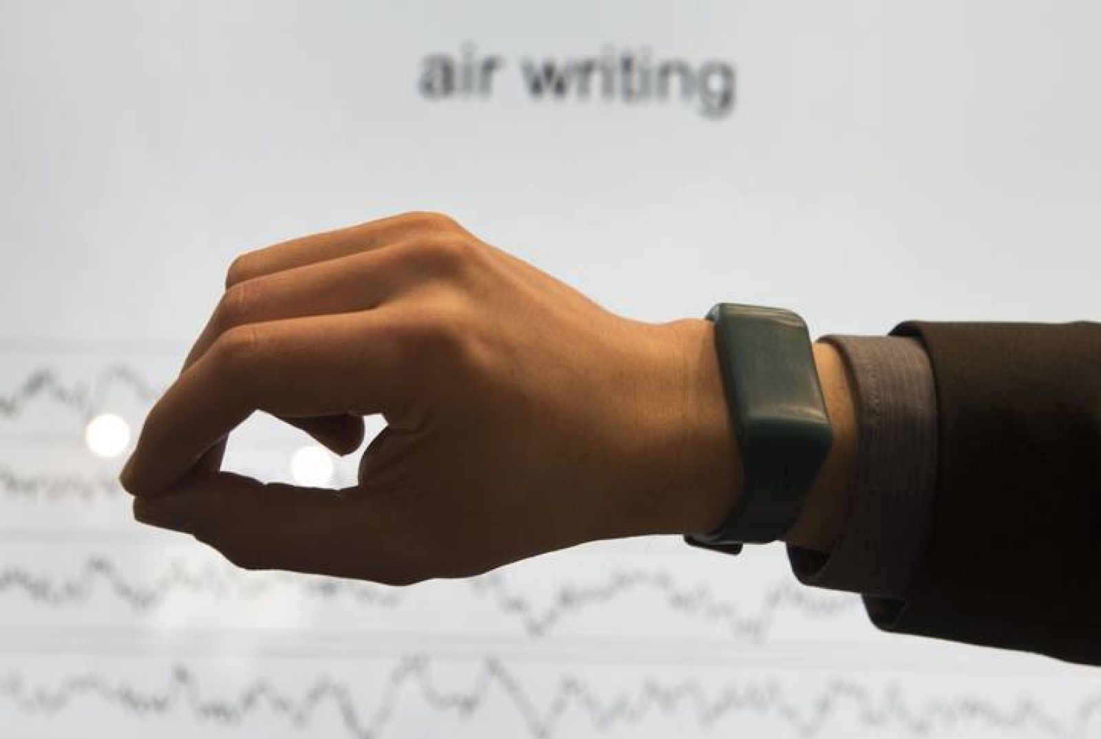  El ingeniero Christoph Amma mostrando la pulsera Airwriting en la feria CeBIT de Alemania.
