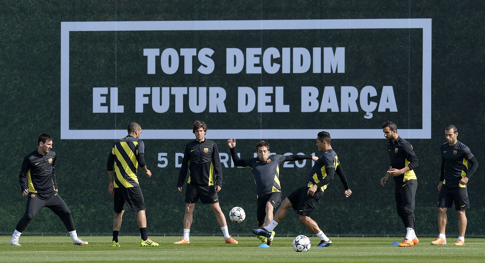 Los jugadores del Barça en un entrenamiento previo al partido del City.