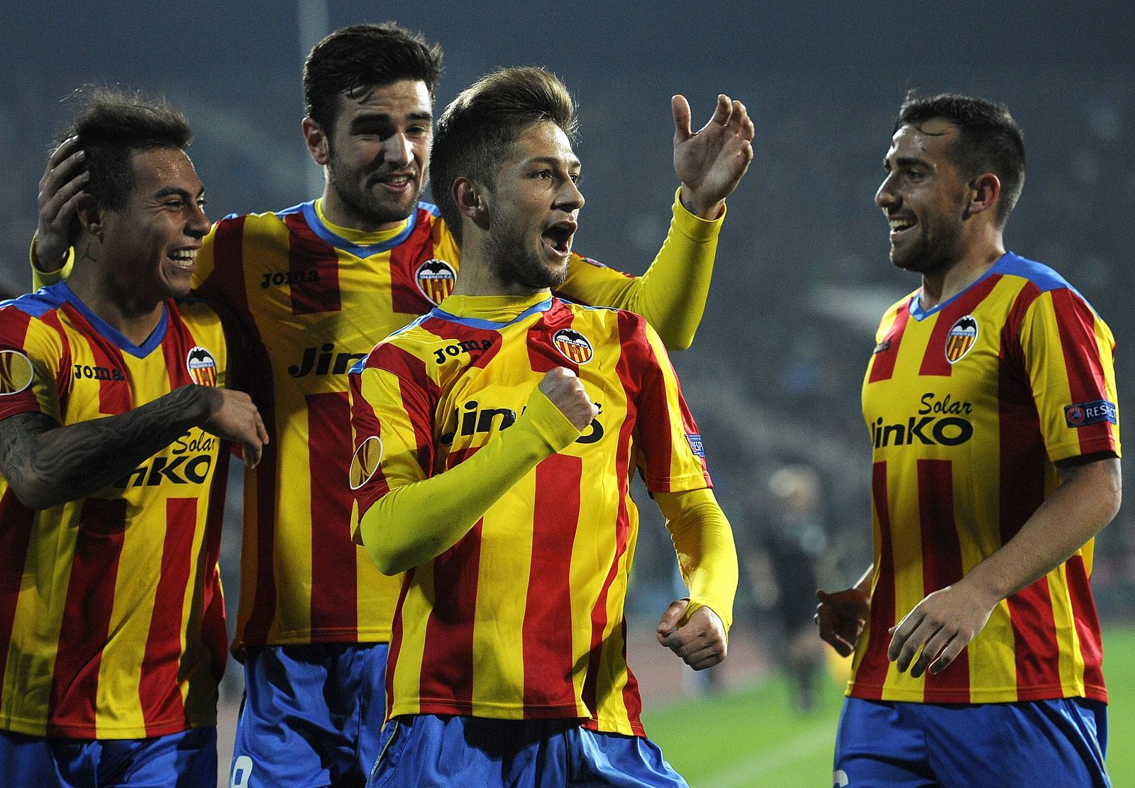 Fede Cartabia celebra con sus compañeros el gol.