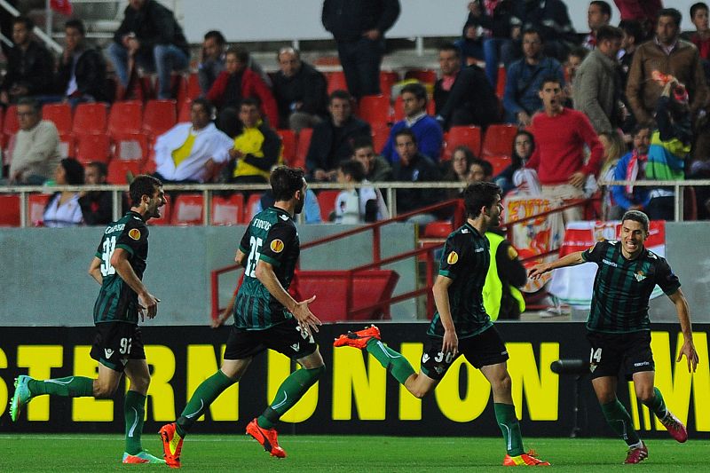 Salva Sevilla celebra el segundo gol del Betis en el Sánchez Pizjuán.