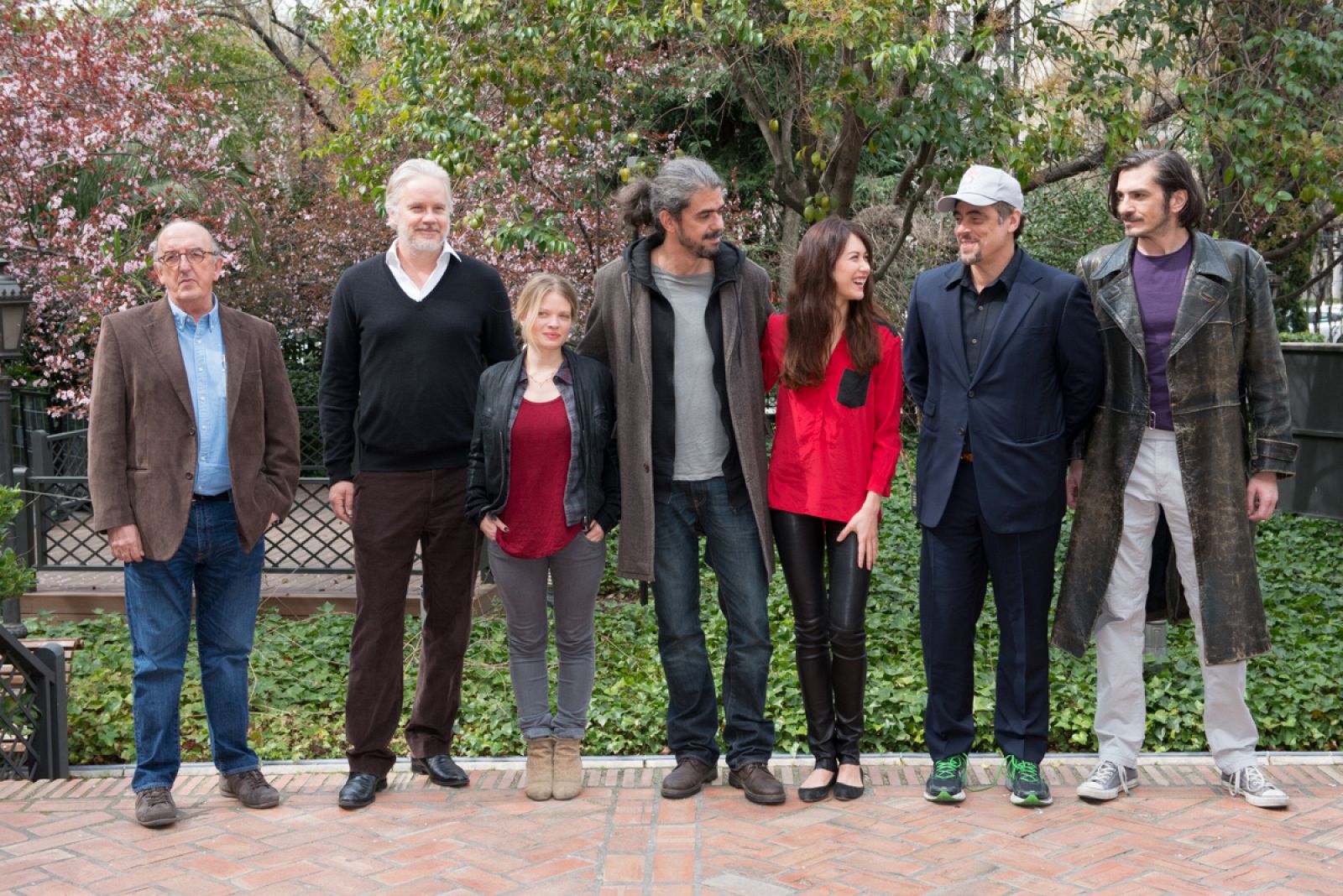 De izquierda a derecha: Tim Robbins, Mélanie Thierry, Fernando León de Aranoa, Olga Kurylenko, Benicio del Toro y Fedja Staukan.