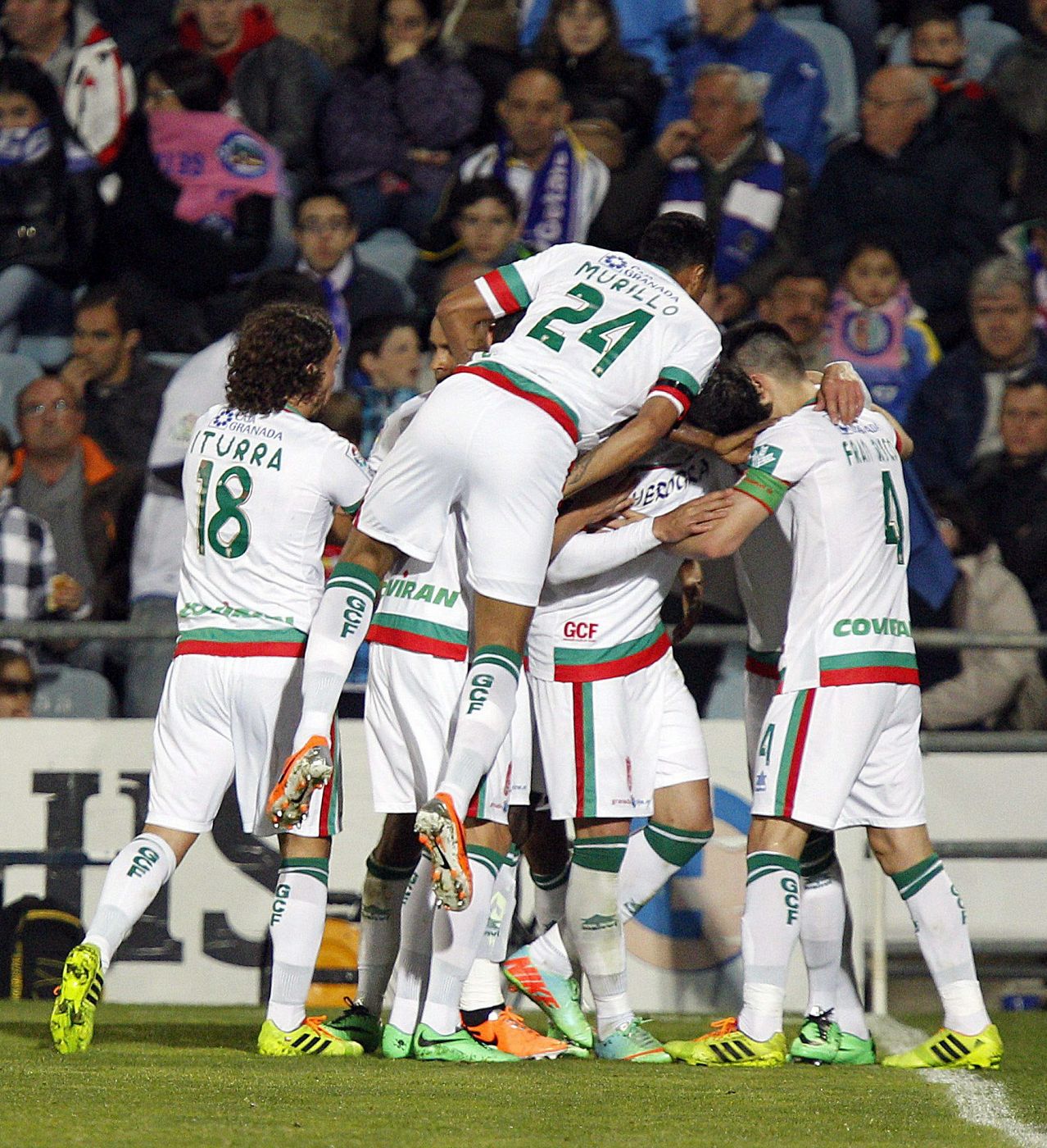 Los jugadores del Granada celebran el gol marcado al Getafe.