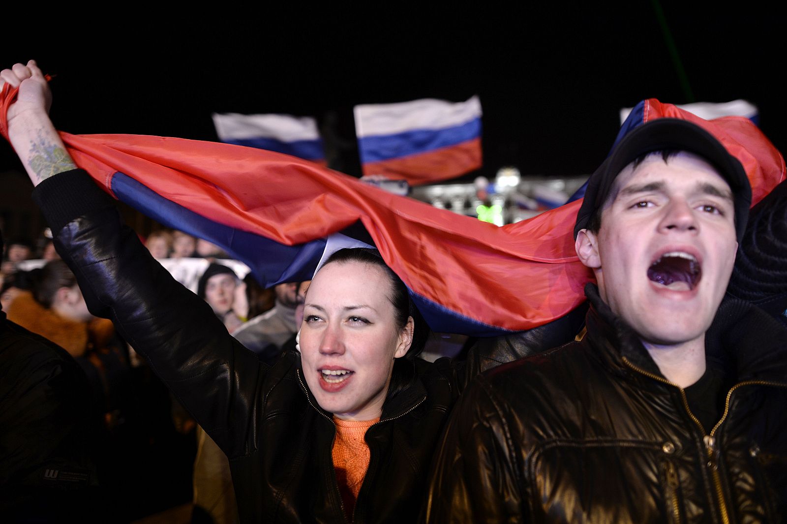 Ciudadanos cantando el hímno ruso en la Plaza de Lenin de Simferopol (Crimea).