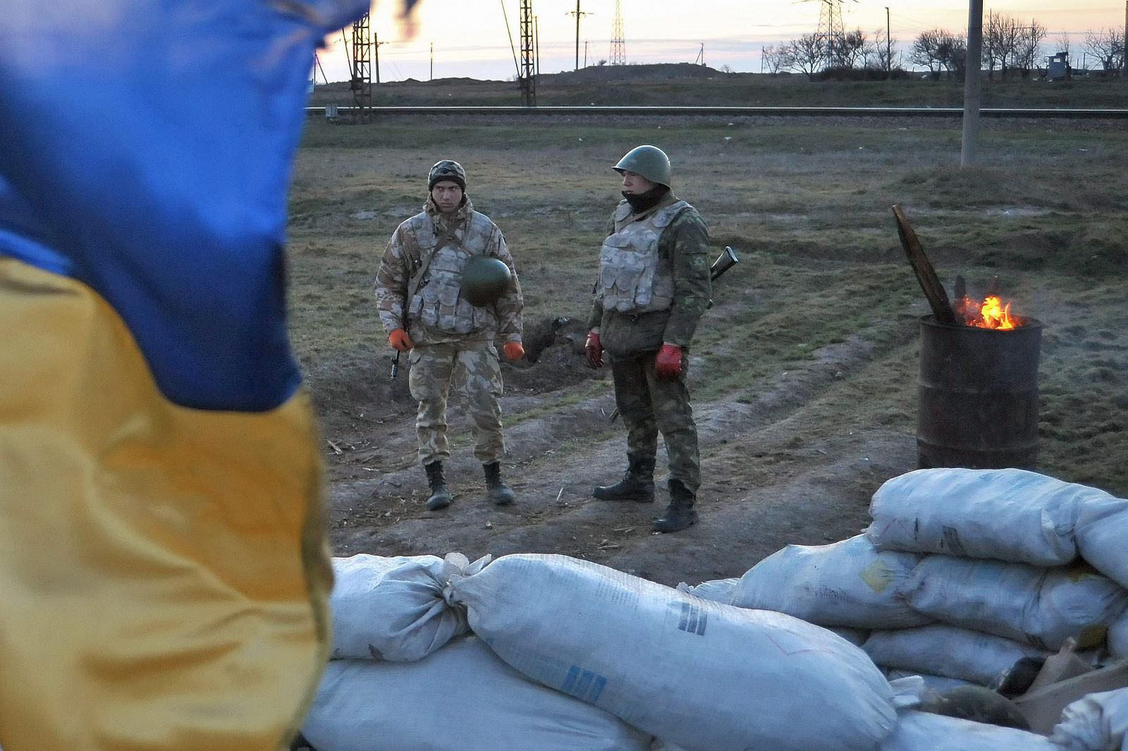 Soldados ucranianos  de guardia en un puesto de control próximo a la frontera con Crimea cerca del pueblo de Chongar, en la zona de Kherson.
