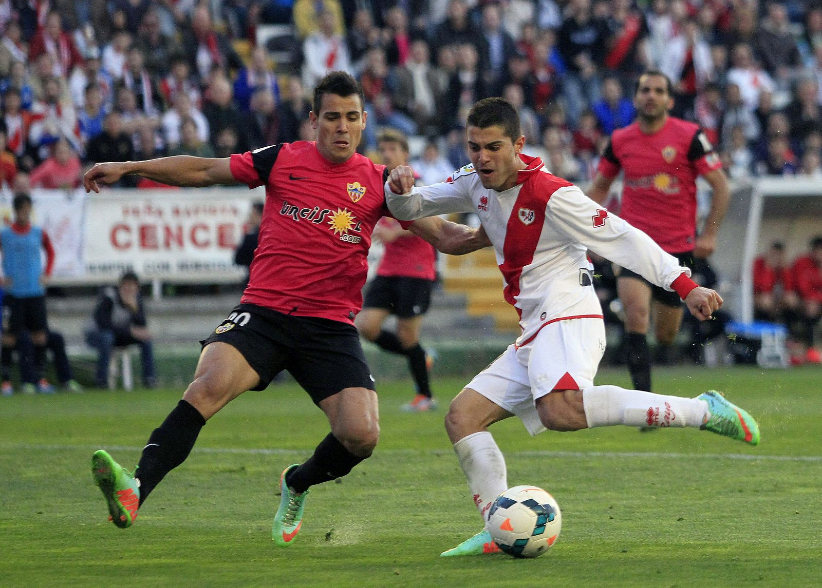 El centrocampista del Rayo Vallecano Iago Falqué pelea un balón con el defensa del Almería Rafael Ramos 'Rafita'.