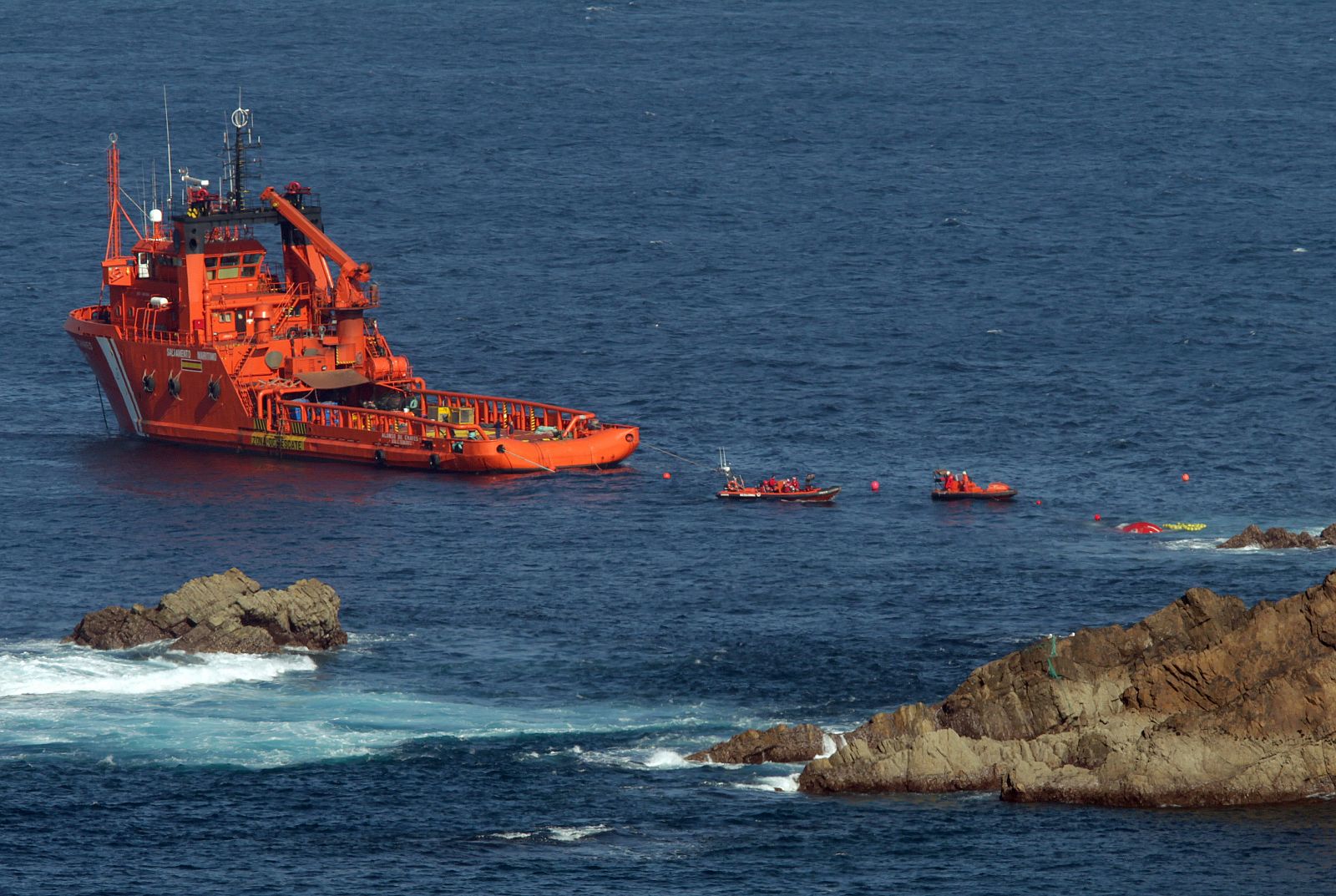 LOS BUZOS INTENTAN HOY ABRIR EL CASCO DEL BARCO CON UNA NUEVA LANZA TÉRMICA