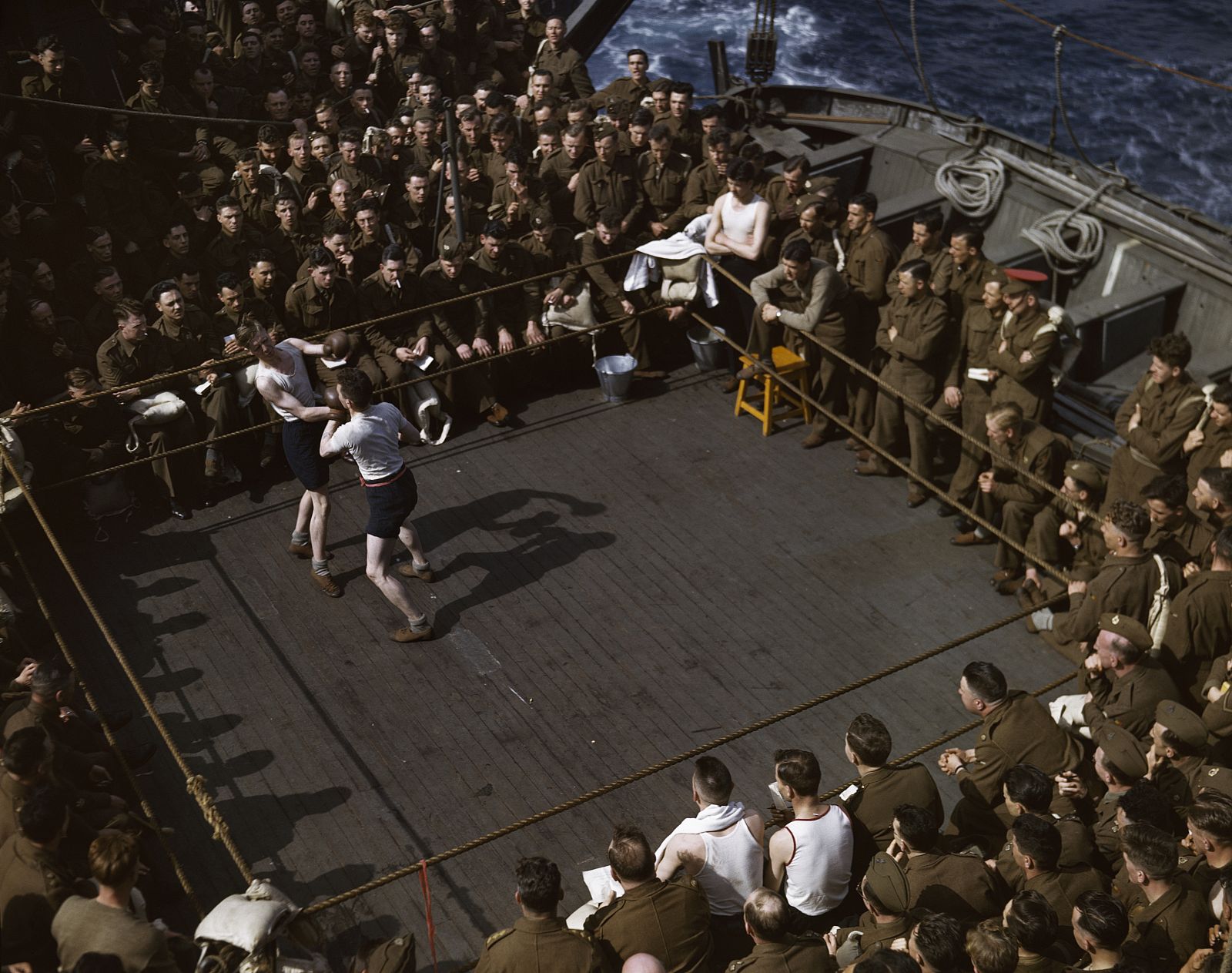 'Soldados británicos viendo un combate de boxeo en un barco de escuadrones de Inglaterra al Norte de África' (1943), de Robert Capa.