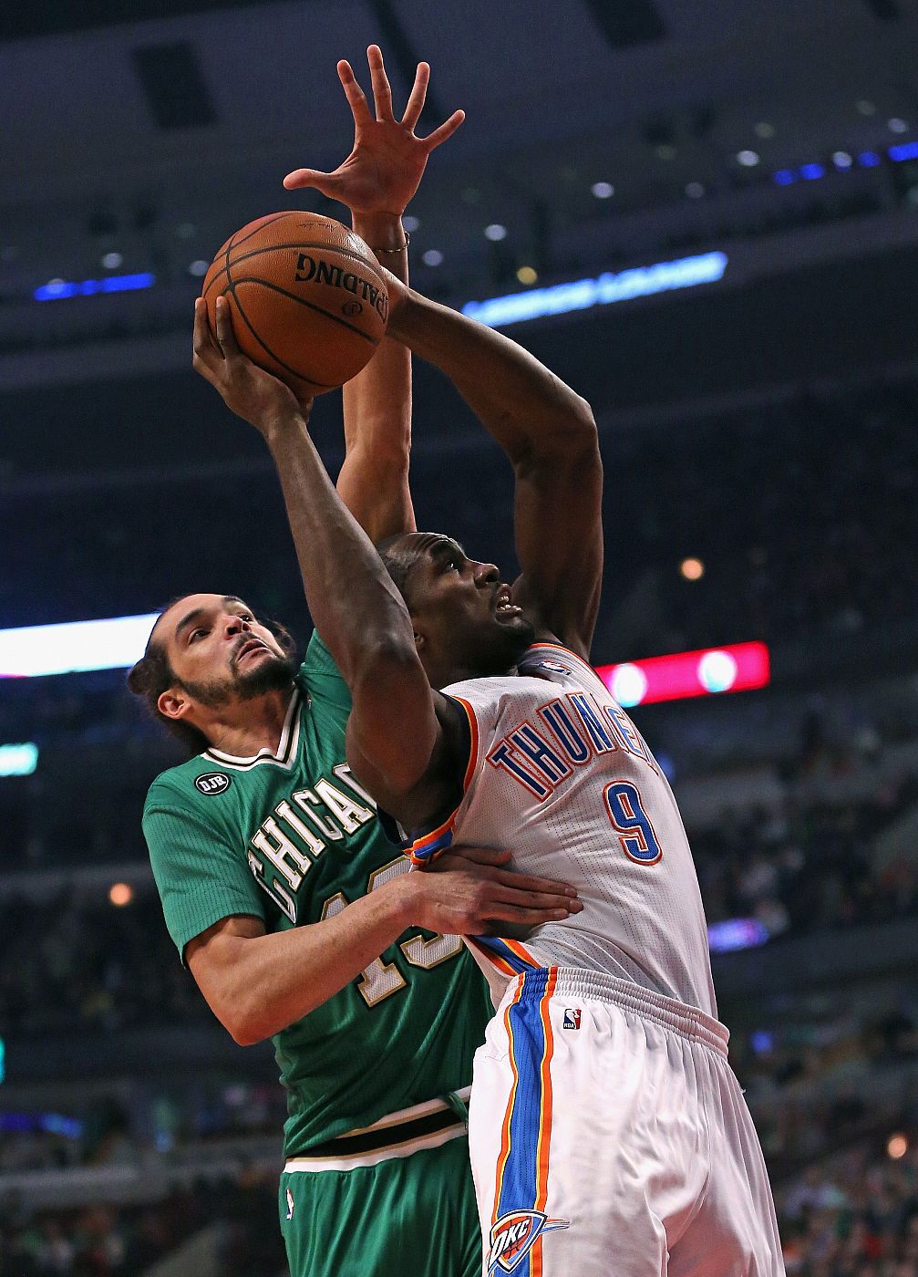 Ibaka entra a canasta ante la defensa del juador de los Bulls Joakim Noah.