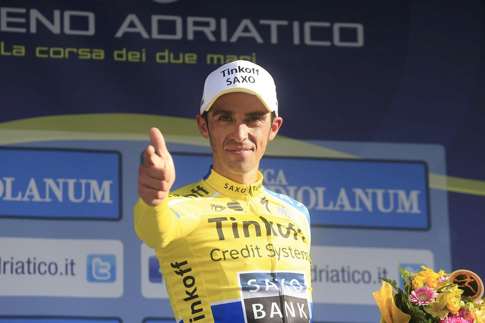 Alberto Contador celebra en el podio su victoria en la Tirreno-Adriático