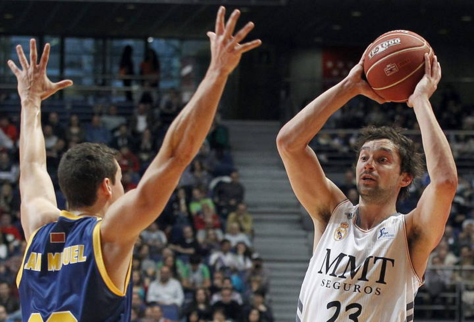 El base del Real Madrid Sergio Llull con el balón 