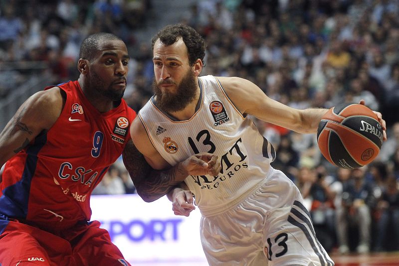 Sergio Rodríguez (d) intenta avanzar frente al base norteamericano Aaron Jackson (i).