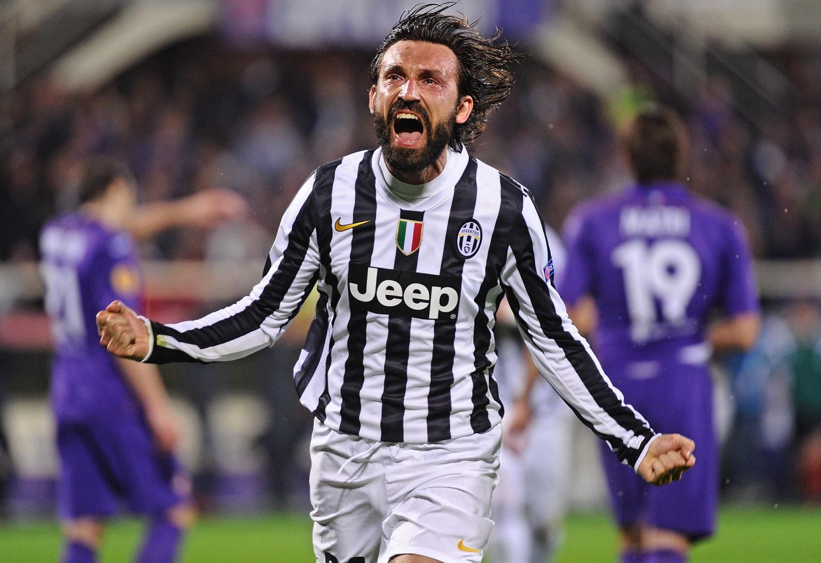 Andrea Pirlo de la Juventus celebra su gol ante la Fiorentina durante el partido de octavos de final de la Liga Europa.