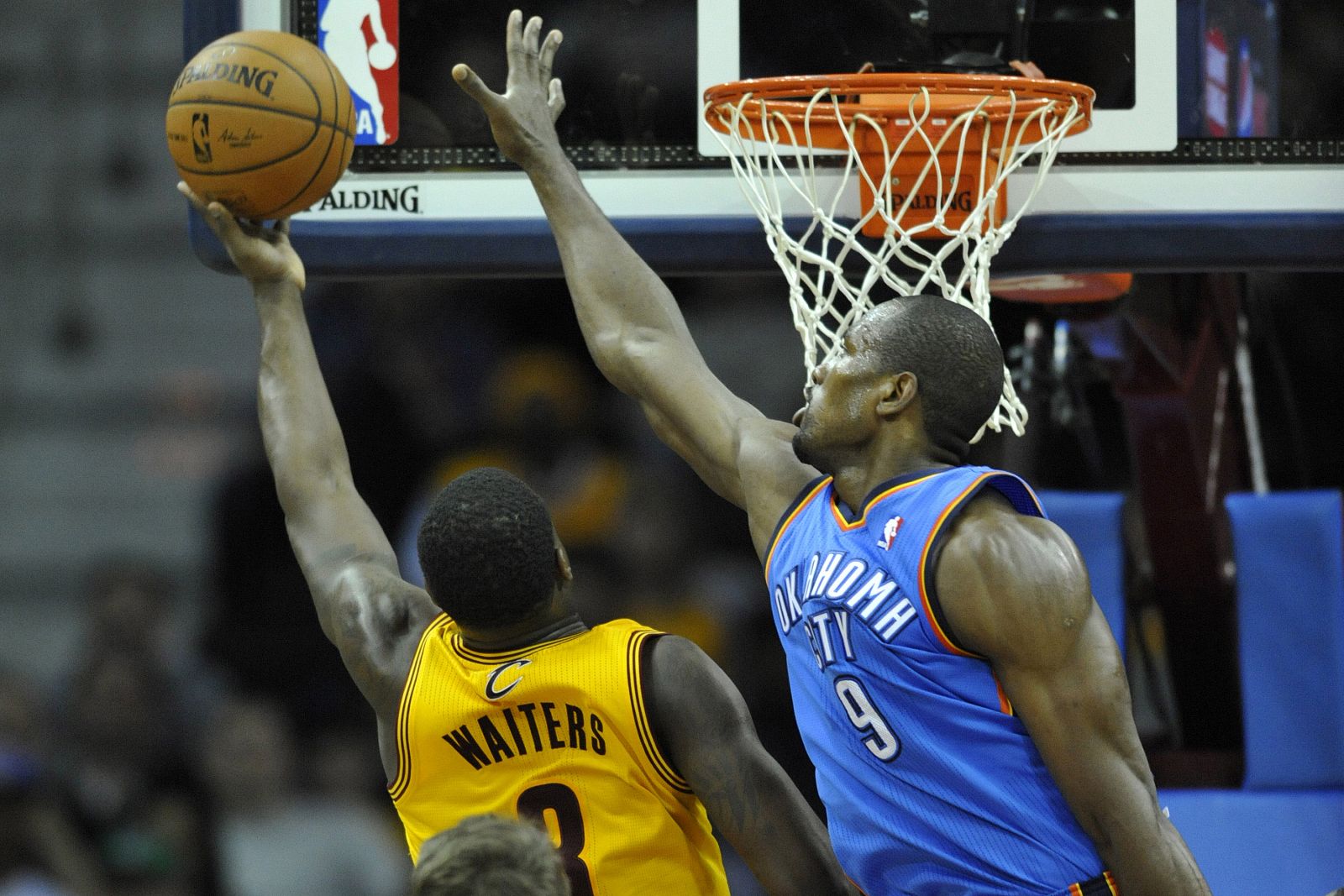 Serge Ibaka defiende su canasta en el partido contra los Cavaliers.