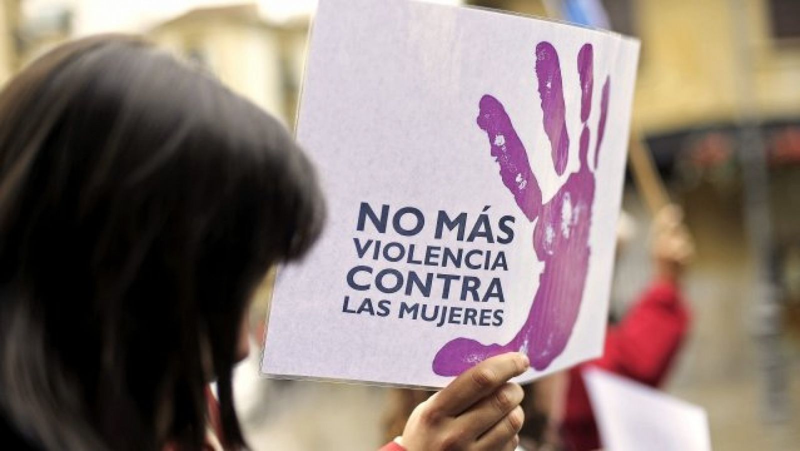 Una mujer protesta contra la lacra de la violencia machista