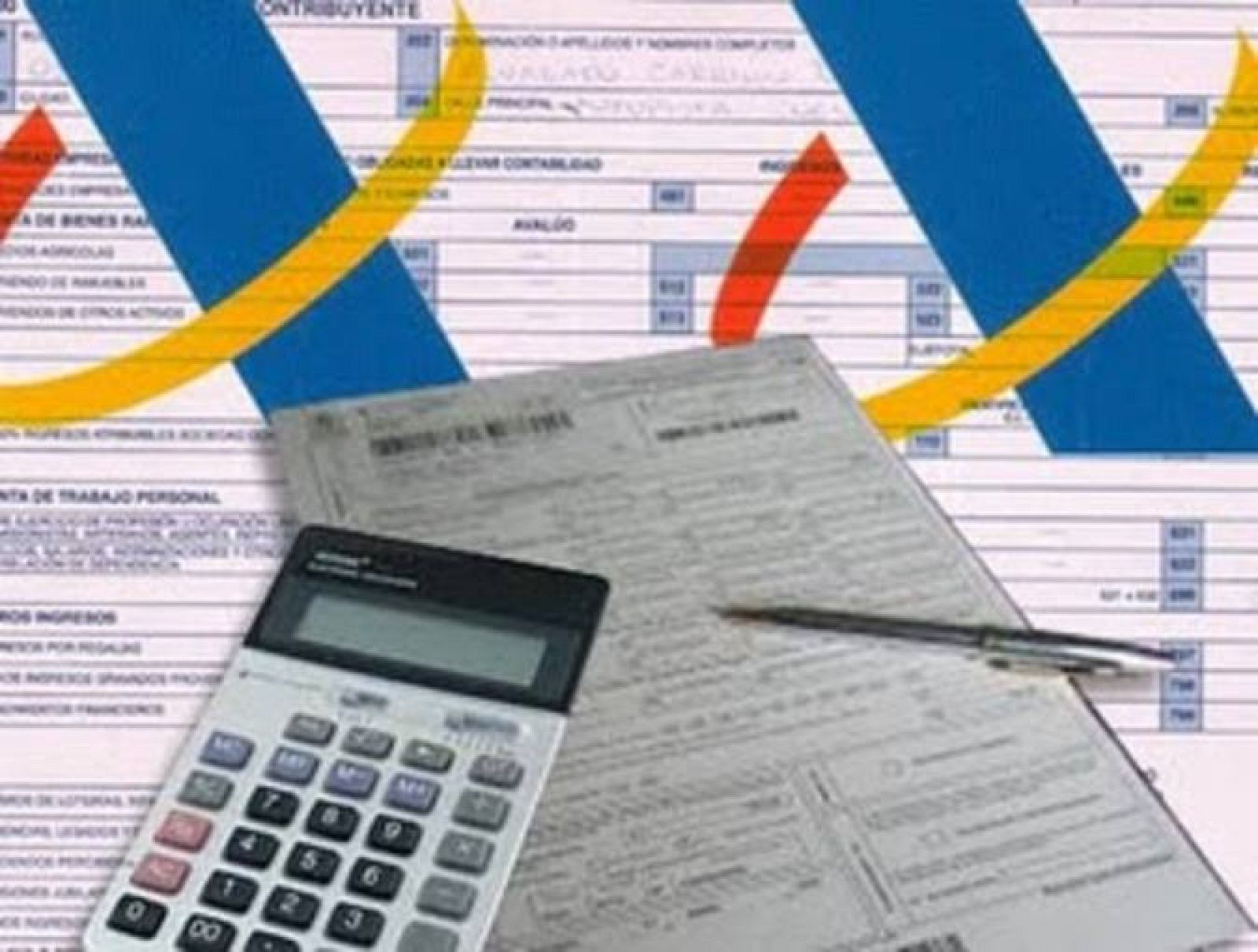 Calculadora y bolígrafo, sobre un impreso del IRPF