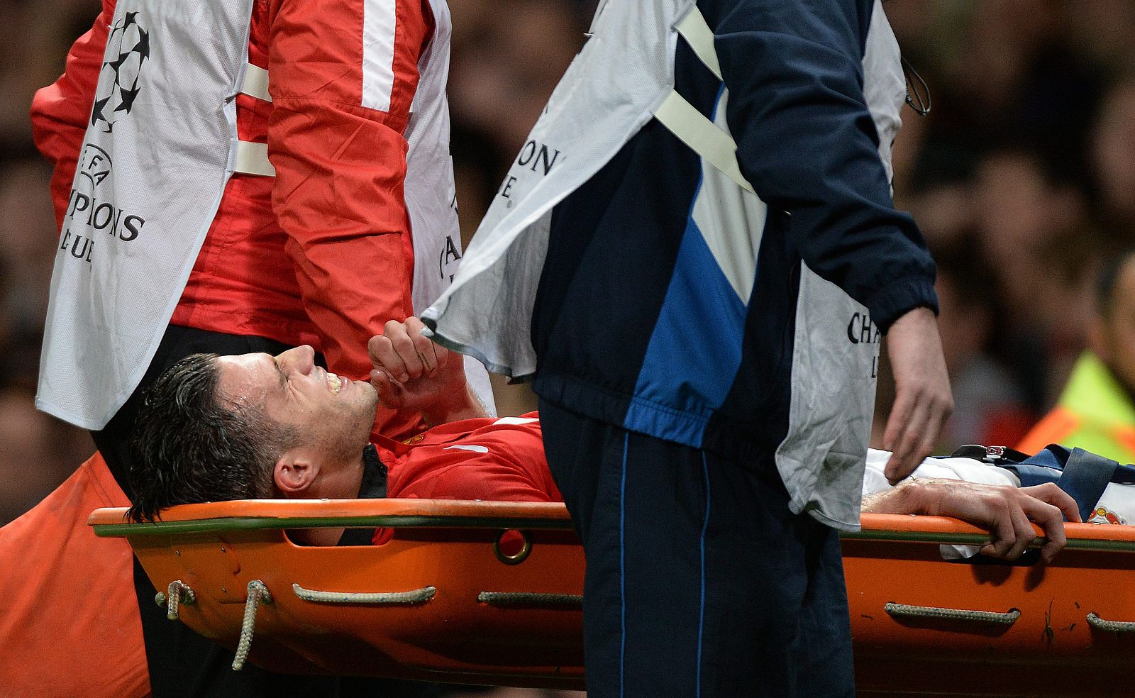 Robin Van Persie del Manchester United sale del campo en camilla debido a una lesión