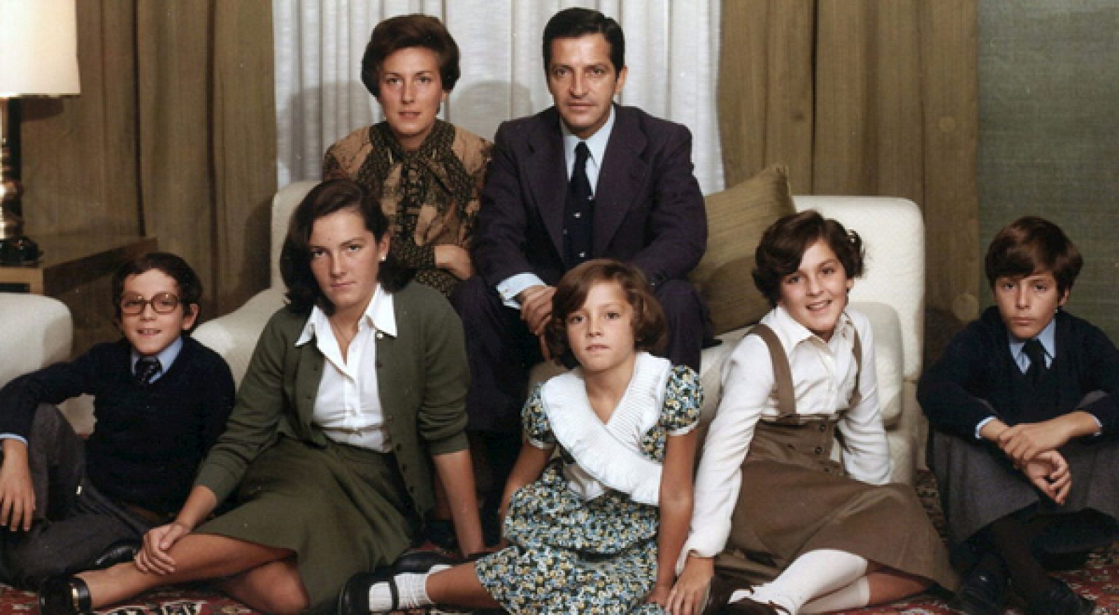 Adolfo Suárez, junto a su familia en una fotografía tomada en Madrid en 1977