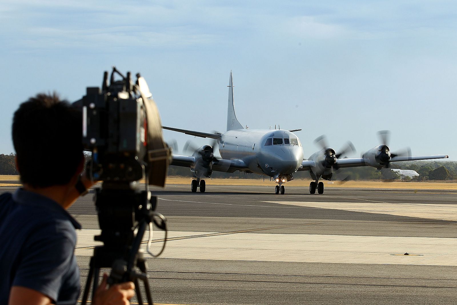 El avión P3 Orion regresa a su base de Australia tras participar en avistar objetos en el mar que podrían pertenecer al avión desaparecido