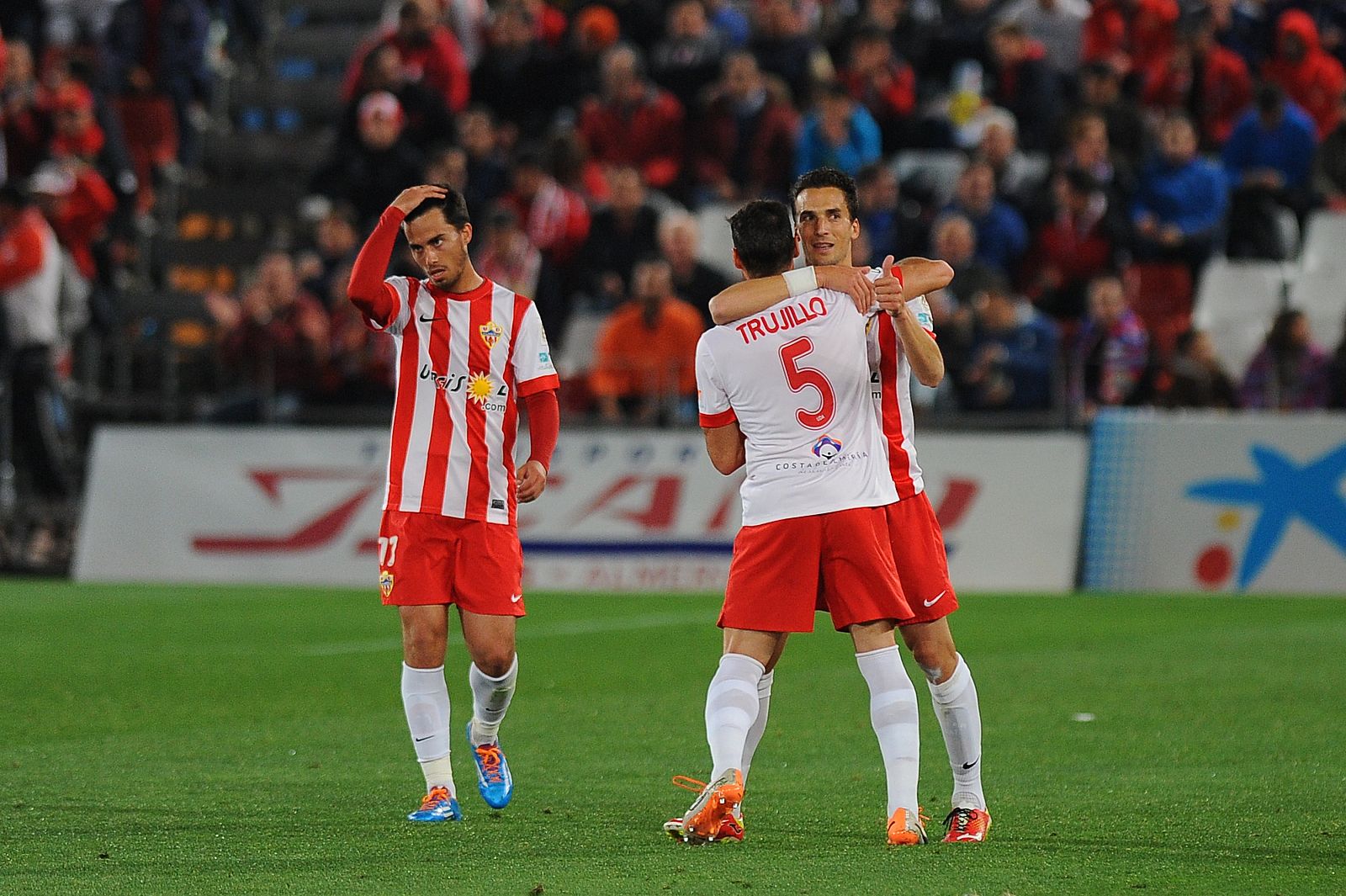 Los jugadores del Almería celebran el gol de Óscar Díaz