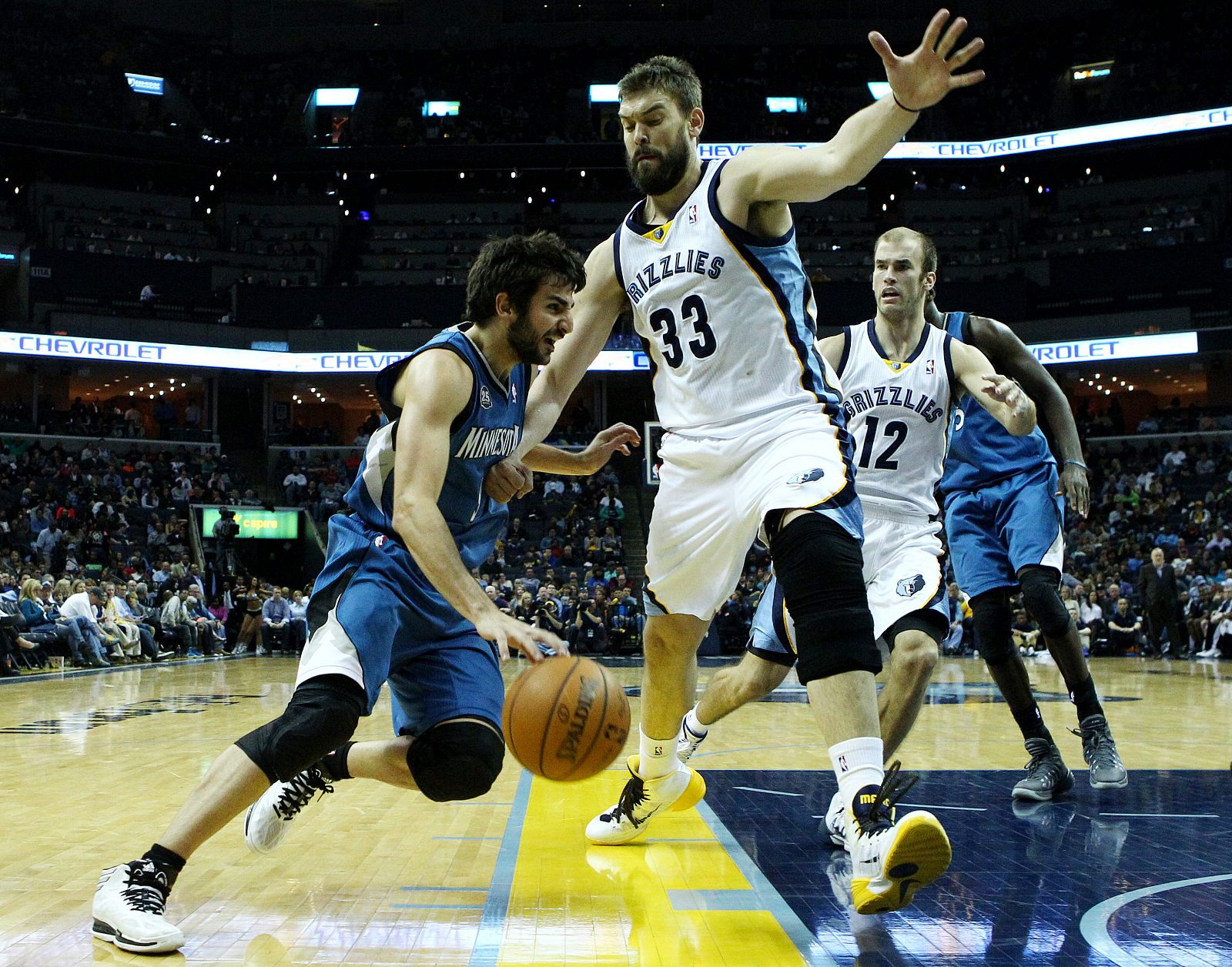 Marc Gasol defiende la penetración de Ricky Rubio.