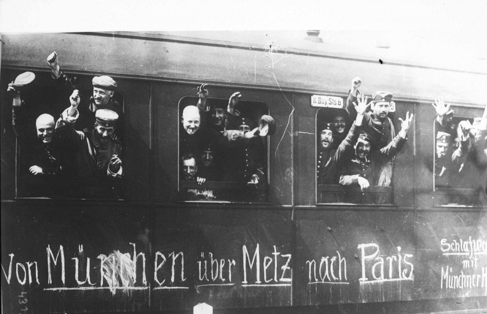 Soldados alemanes partiendo de Múnich en tren hacia París, 1914
