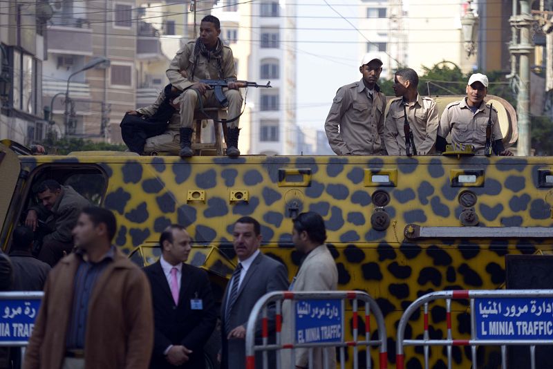 Las fuerzas de seguridad egipcias montan guardia ante el tribunal de Minya este martes.