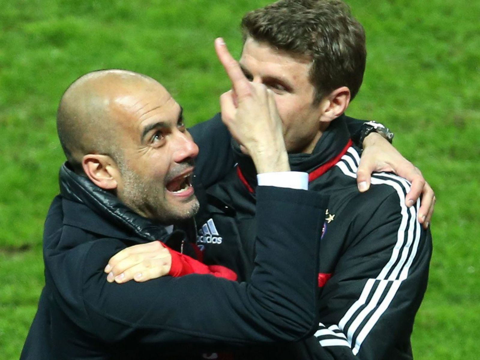 El entrenador del Bayern Munich, Pep Guardiola (i), celebra el título con su jugador Thomas Müller