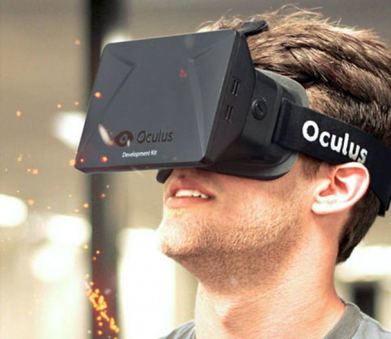 Un joven prueba el dispositivo de realidad virtual Oculus Rift.