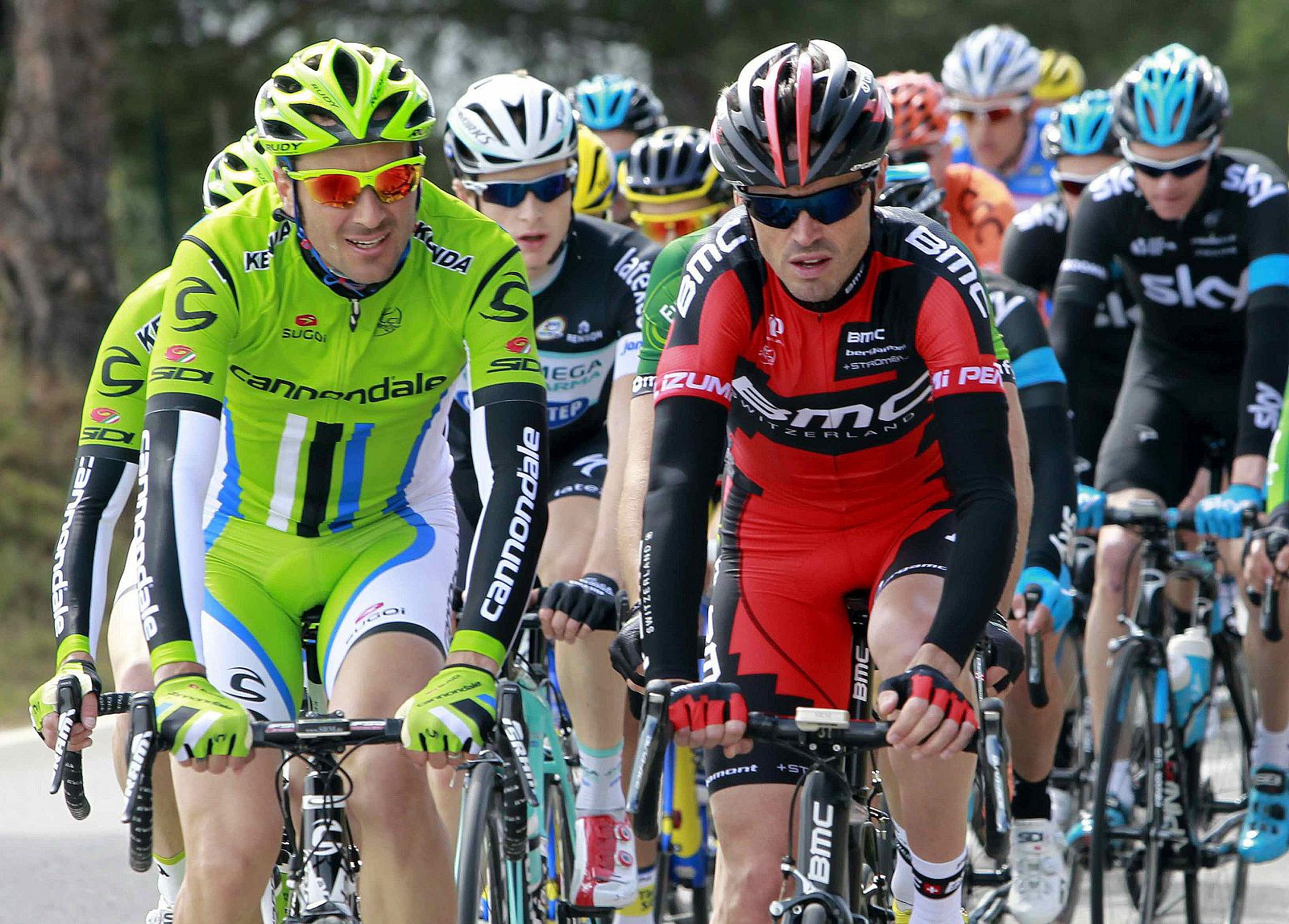 El ciclista español Samuel Sánchez, del BMC, y el italiano Ivan Basso, del Cannondale, durante la primera etapa de la Volta Ciclista a Catalunya.