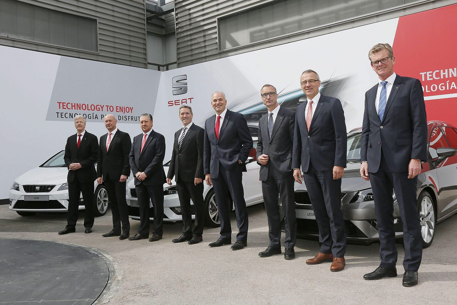 El presidente de Seat, Jürgen Stackmann, posa junto a los miembros del comité ejecutivo de la compañía poco antes de la rueda de prensa de presentación de los resultados de 2013