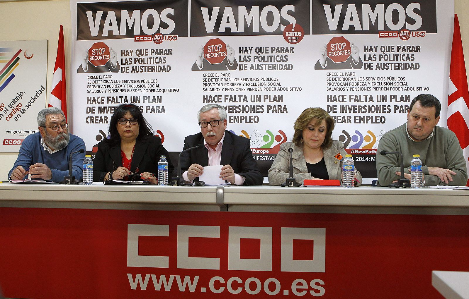 Los secretarios generales de CC.OO., UGT y USO, Ignacio Fernández Toxo, Cándido Méndez y Julio Salazar, y dos portavoces de la Cumbre Social Rosario Zanabria y Ana Lima