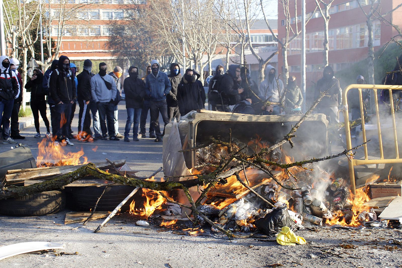 Barricada incendiada por un grupo de radicales en la Universidad Complutense de Madrid.
