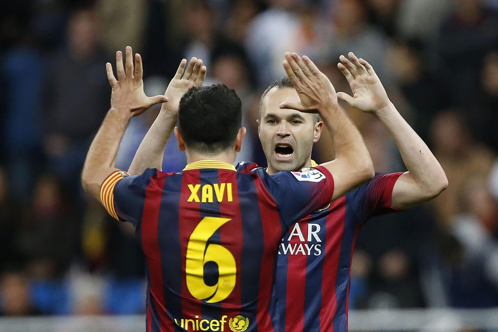 Los jugadores del F. C. Barcelona, Xavi Hernández (i) y Andrés Iniesta