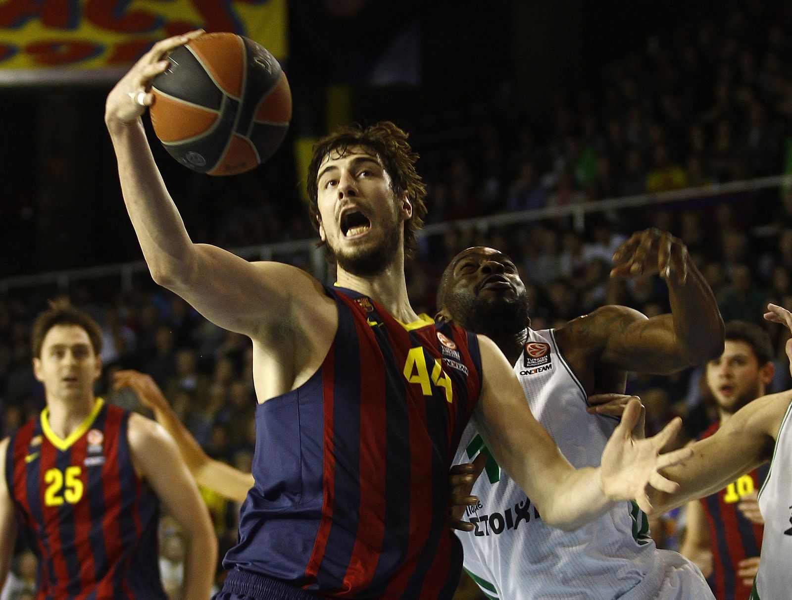 Tomic luchando la posesión en el partido de Euroliga ante los griegos.