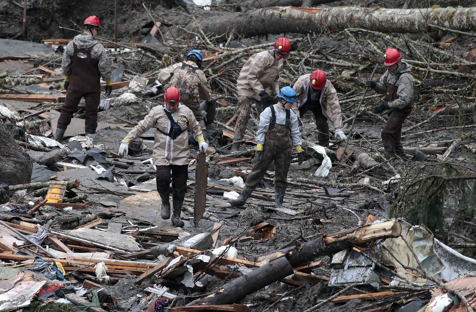 Los equipos de rescate trabajan en la búsqueda de cuerpos entre el barro