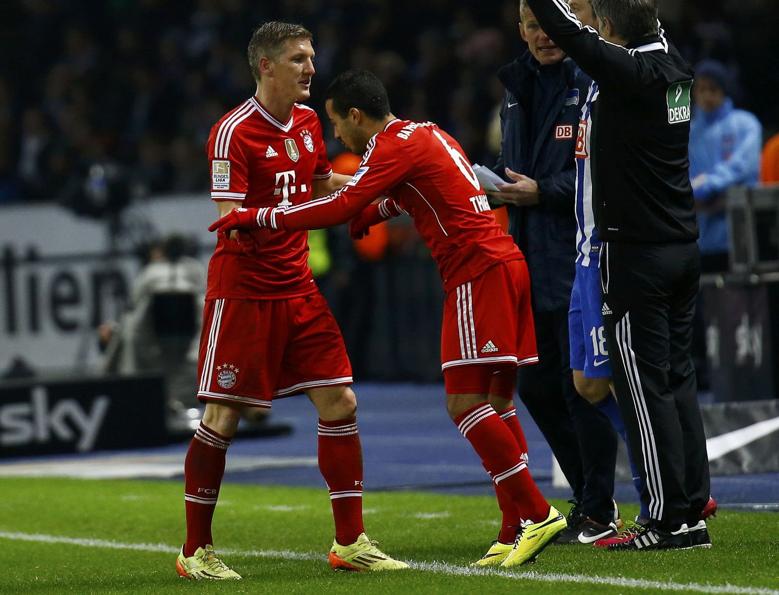 Schweinsteiger saluda a Thiago Alcántara en una sustitución del Bayern
