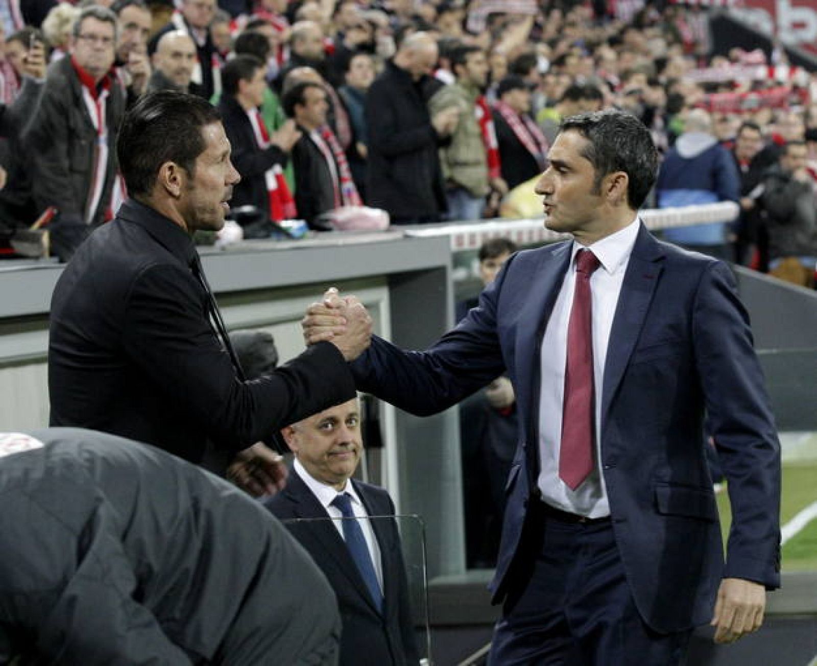 Los entrenadores del Ath. de Bilbao, Ernesto Valverde (d) y del At. de Madrid, el argentino Diego Pablo Simeone