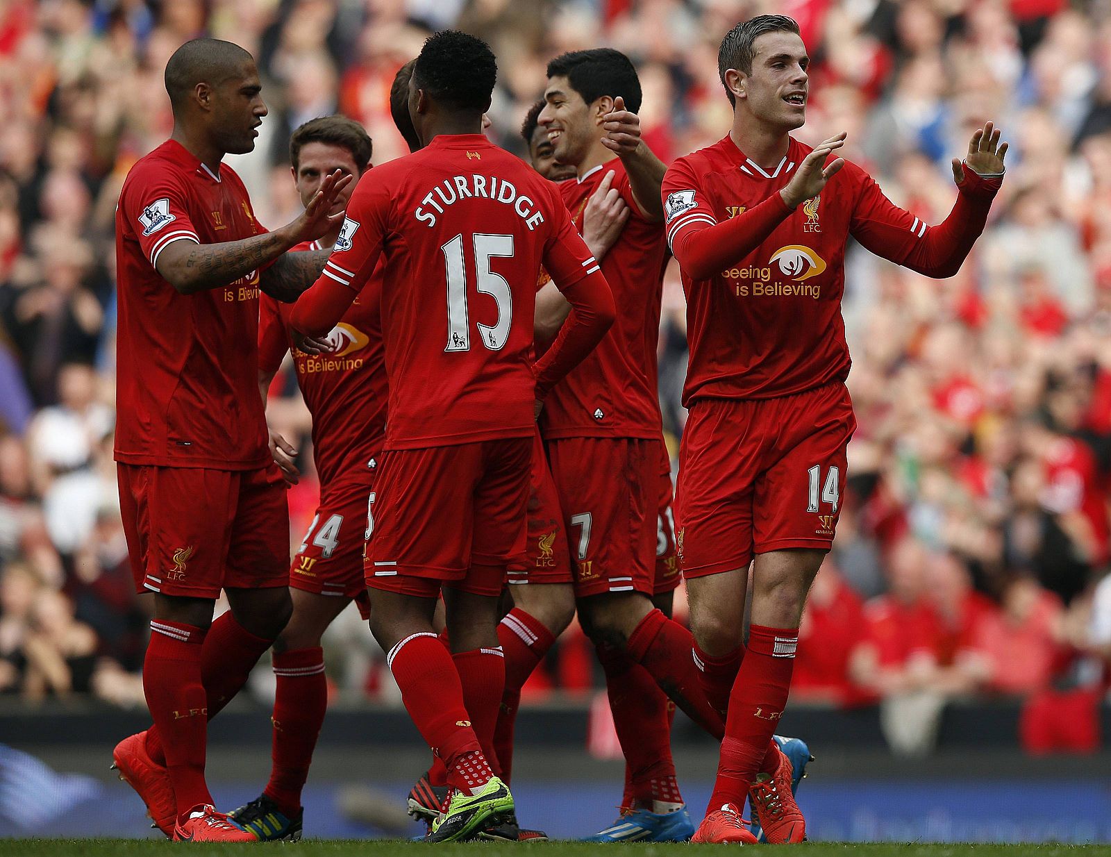 Los jugadores del Liverpool celebran uno de los cuatros goles anotados al Tottenham.