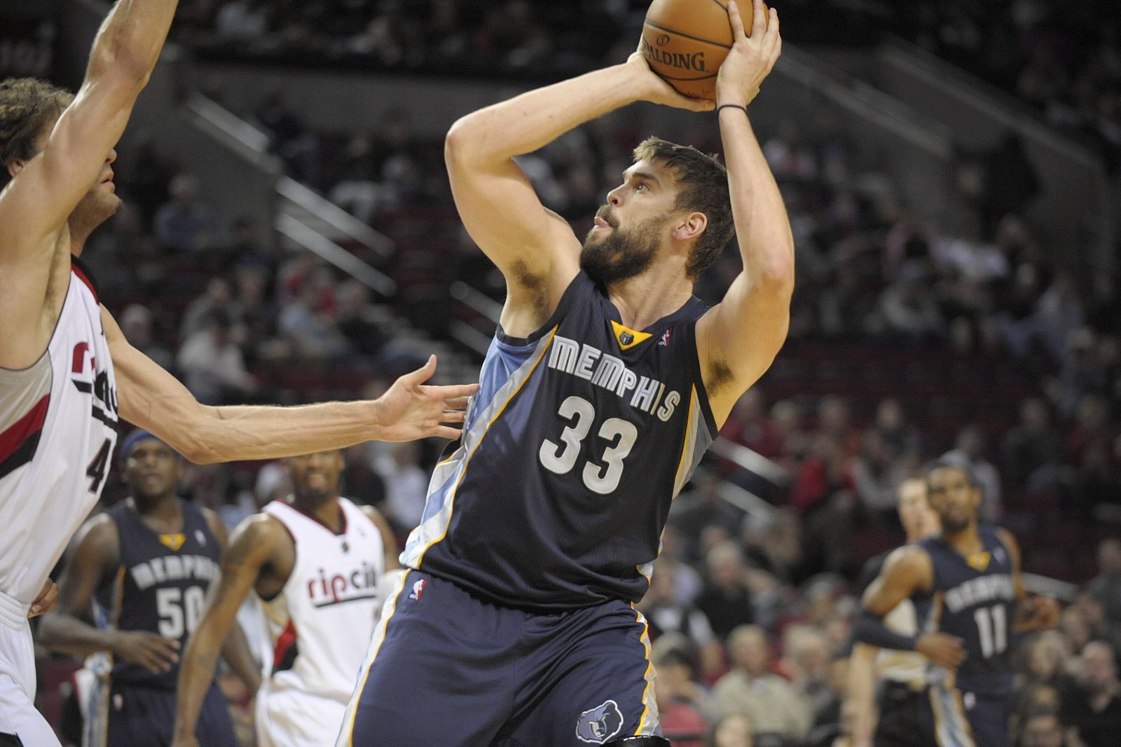 El jugador Marc Gasol de los Grizzlies de Memphis intenta un lanzamiento.