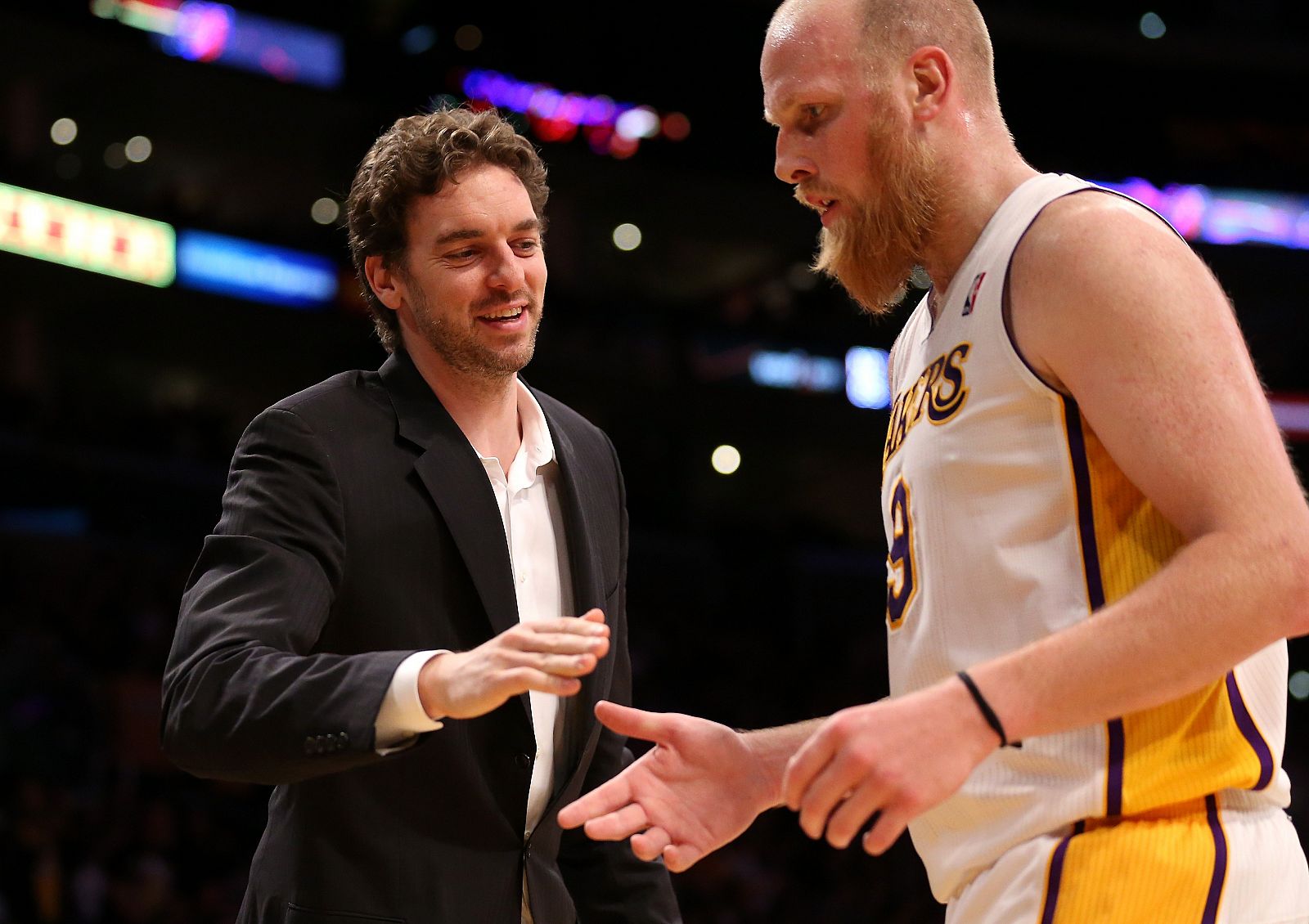 Pau Gasol saluda a Chris Kaman en el partido contra los Suns.