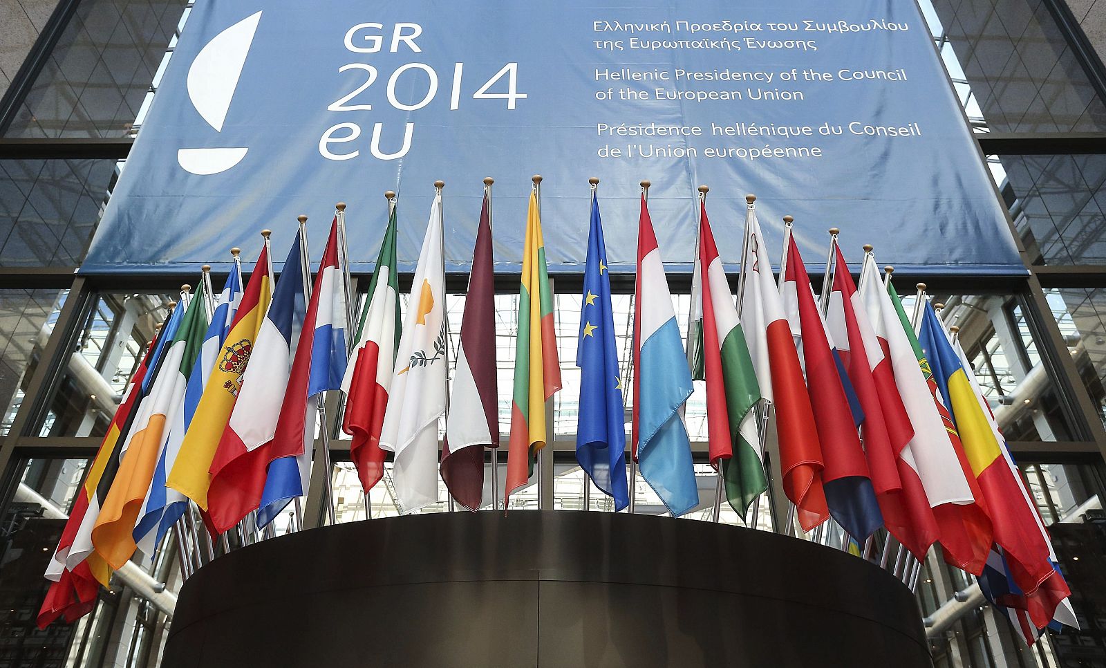 Las banderas de los países miembros de la Unión Europea ondean en la entrada principal del edificio del Consejo Europeo en Bruselas