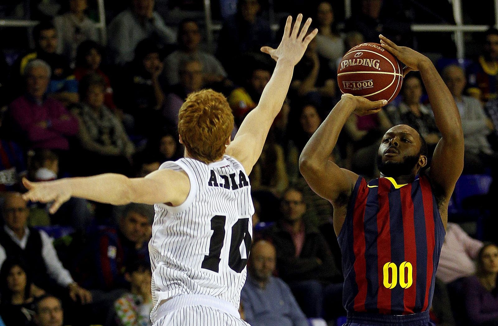 El jugador estadounidense del Barcelona Jacob Pullen lanza a canasta.