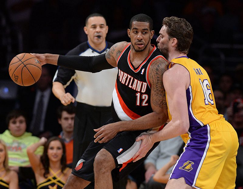 Pau Gasol, ante LaMarcus Aldridge, de los Blazers.