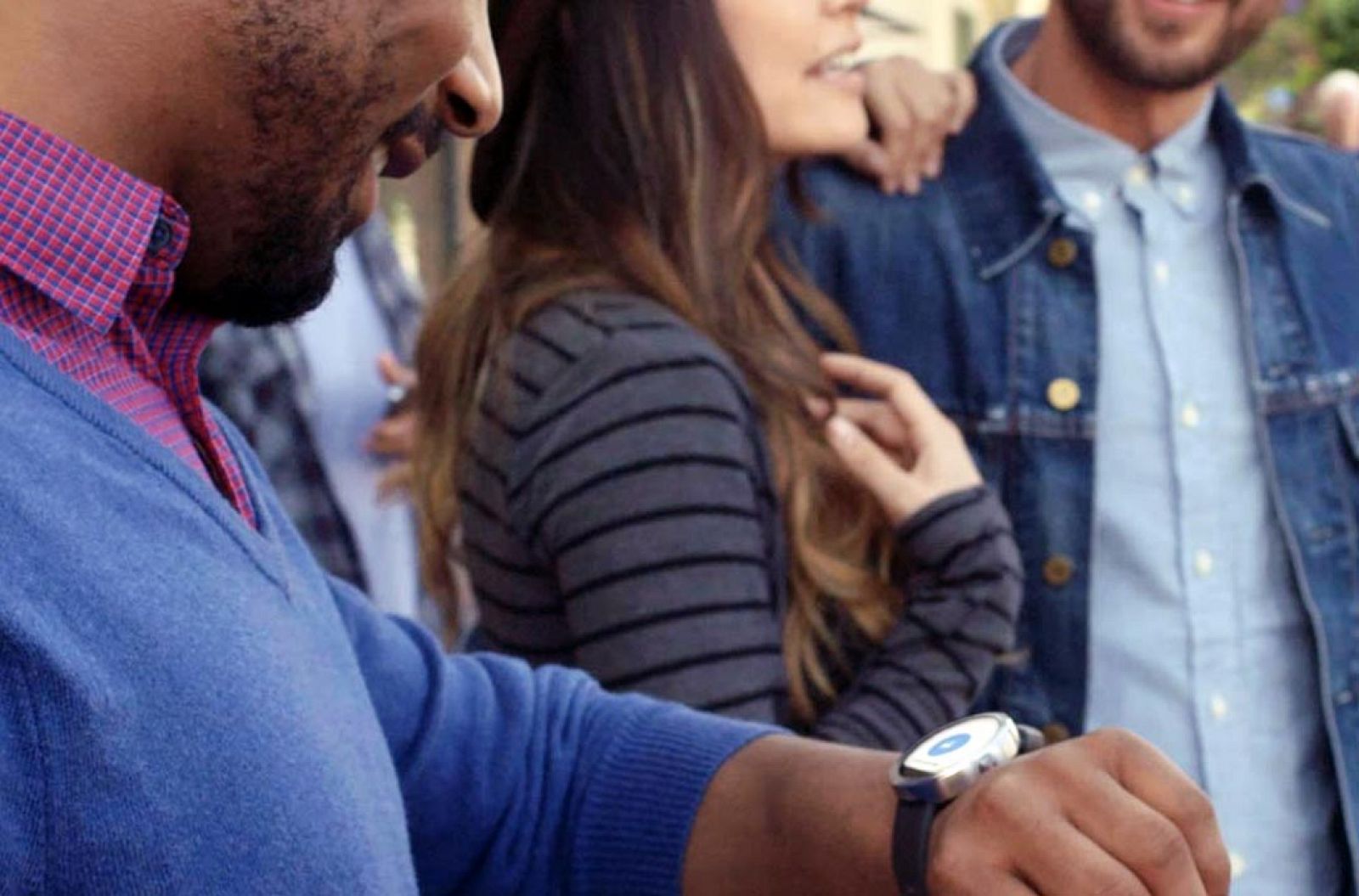 Un hombre usando un reloj simulado Android Wear.