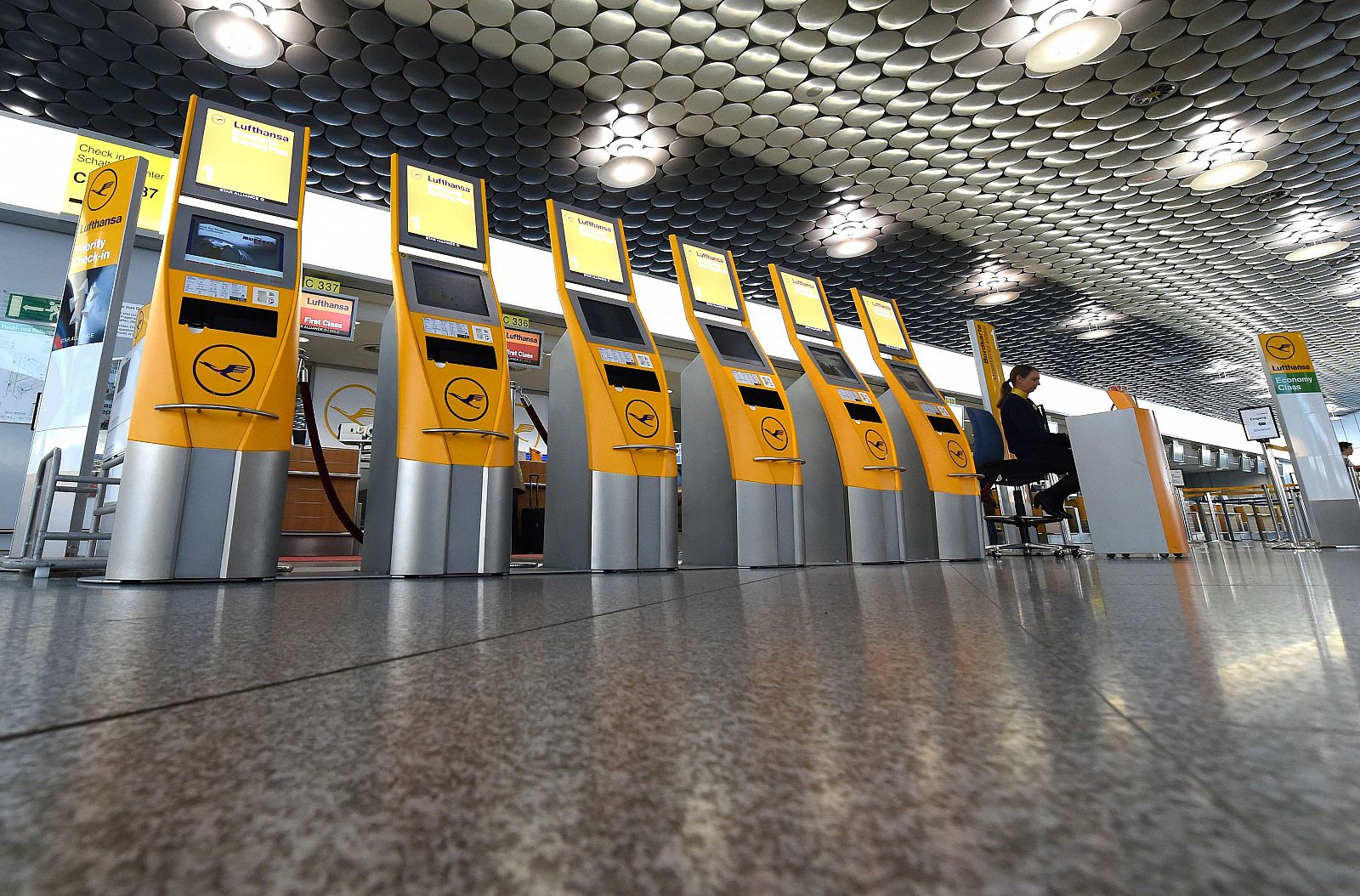 Mostradores vacíos de Lufthansa en el aeropuerto de Hanóver