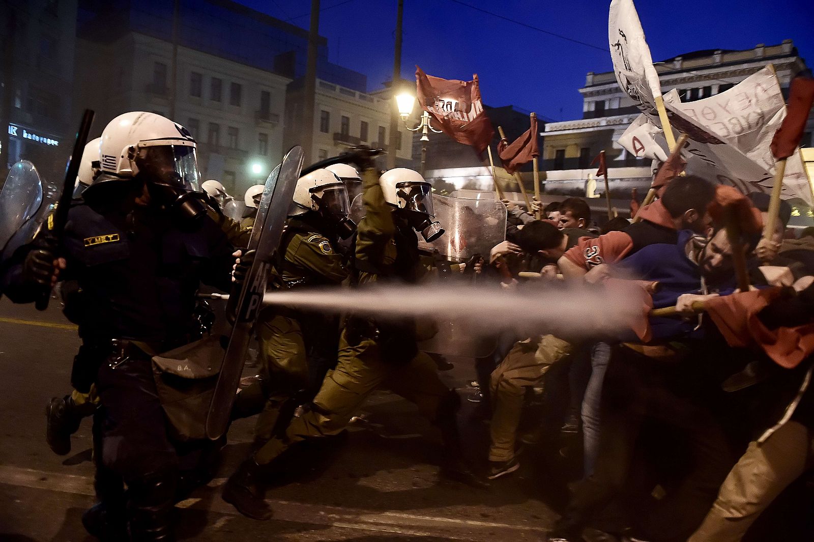 La policía intenta dispersar a los manifestantes que protestaban este martes en Atenas contra los recortes.