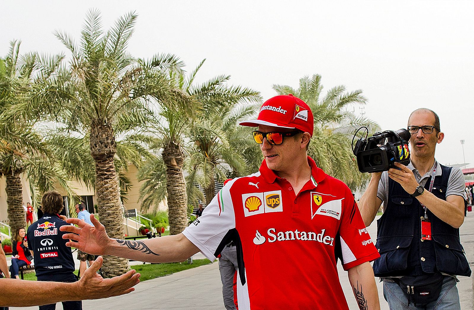 Kimi Raikkonen a su llegada al paddock del circuito Sakhir de Manama (Baréin).